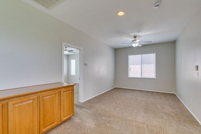 Building Photo - Beautiful 3 Bed / 3 Bath Home in Skyridge Community