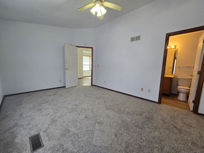 Building Photo - 3 Bedroom 2.5 Bathroom Duplex in Bloomington