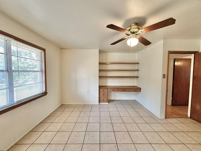 Building Photo - Discover this 3/2 home located in Mid-town...