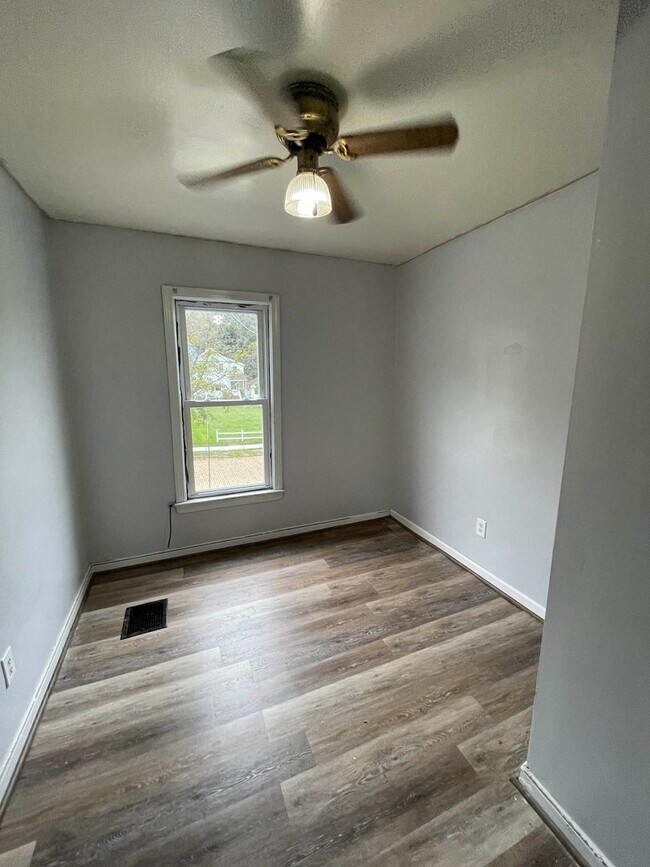 Building Photo - 456 Woodlane Ave