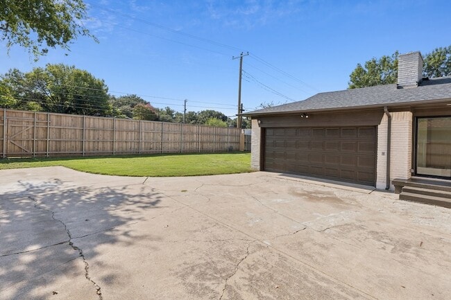 Building Photo - 8566 Sweetwood Dr