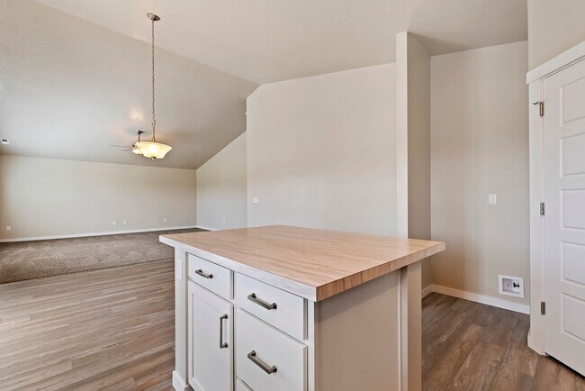 Building Photo - Available Now! 4b/2b Meridian Home