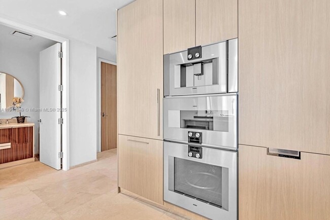 Building Photo - 15701 Collins Ave