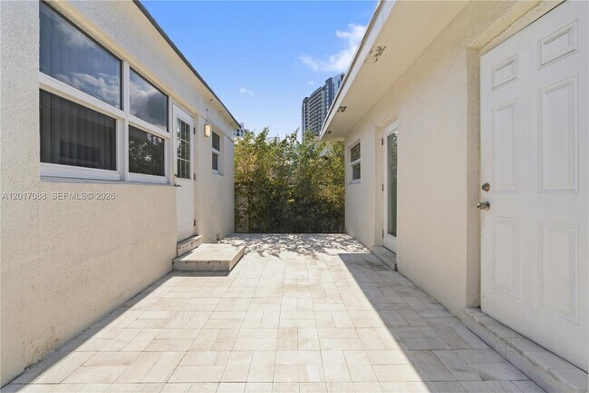 Building Photo - 1639 Van Buren St