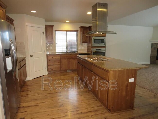 Building Photo - 3006 NE Red Oak Dr