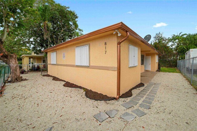 Building Photo - 817 NW 12th Ave