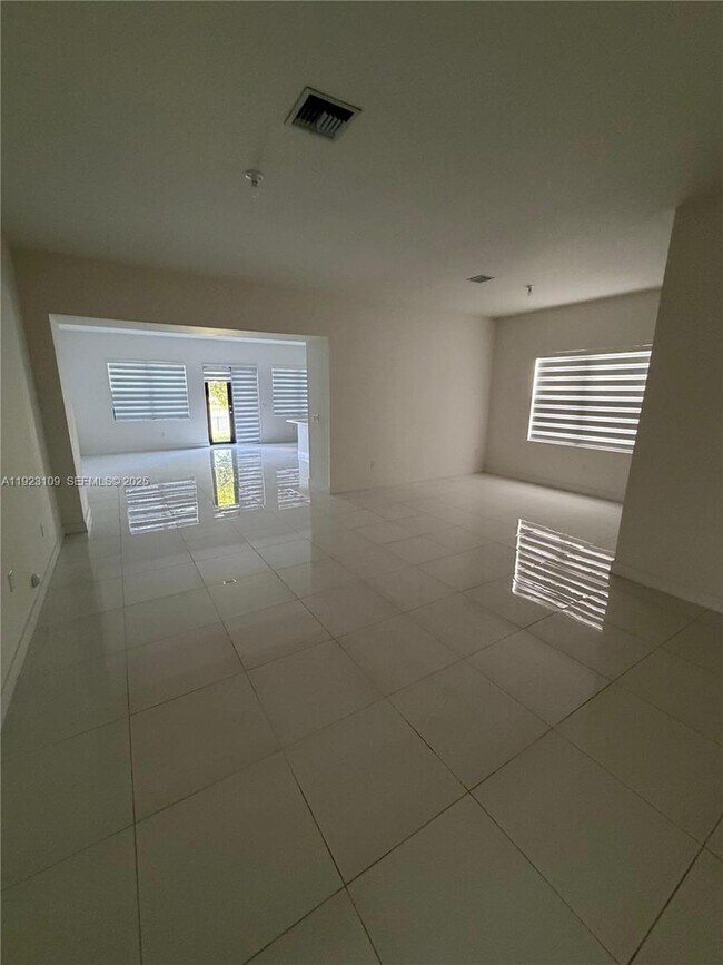 Building Photo - 4398 SW 173rd Ave