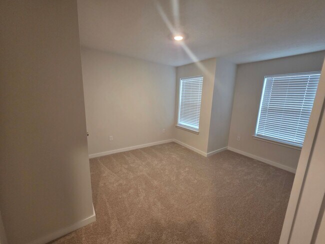 Building Photo - Luxury 4-Bedroom Townhome with Finished Walkout Basement & River Views