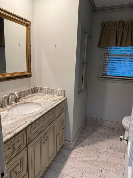 Building Photo - 212 White Oak St