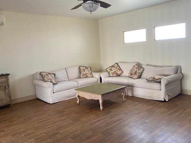 Building Photo - 1484 E Ojai Ave