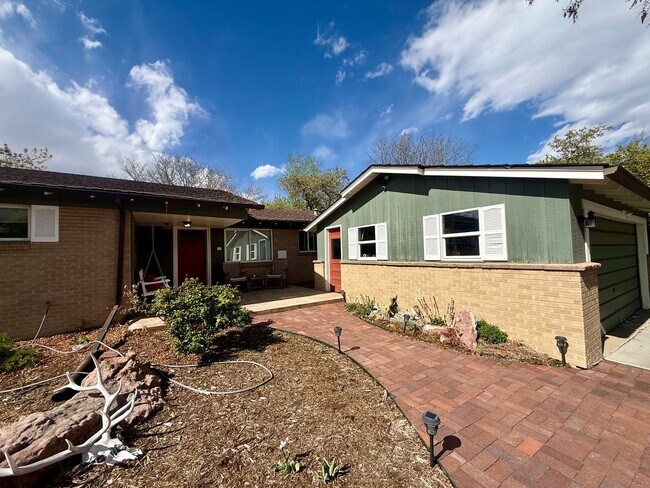 Building Photo - Sprawling 6 BR 4 BA Applewood Paradise - Live in Luxury with this Entertainer's Dream!
