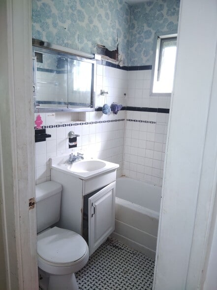 Building Photo - 4521 Oakwood Ave