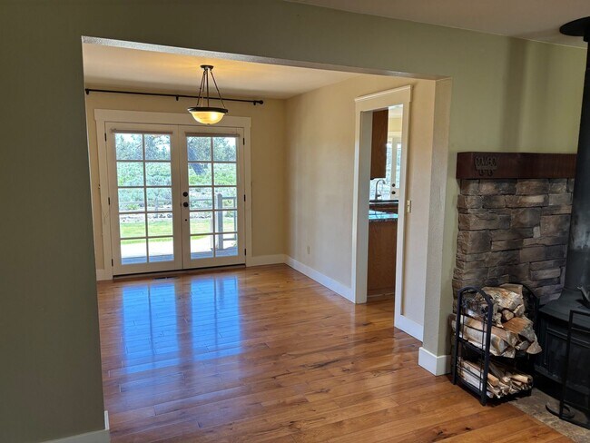 Building Photo - Great Tumalo Single Story Home with Mounta...