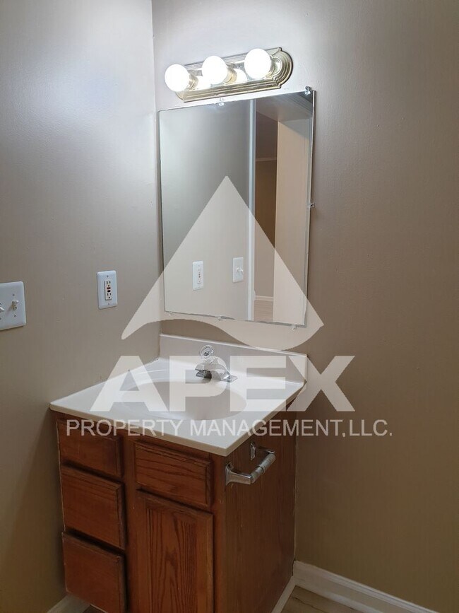 Building Photo - MOVE-IN SPECIAL, $1 RENT!! - NICE 3 Bd | 2 Ba Top Floor Condo in West Knoxville!