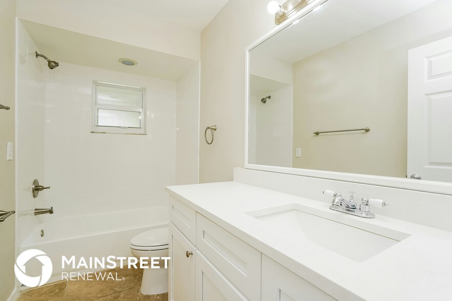 Building Photo - 820 SW 11th Ct