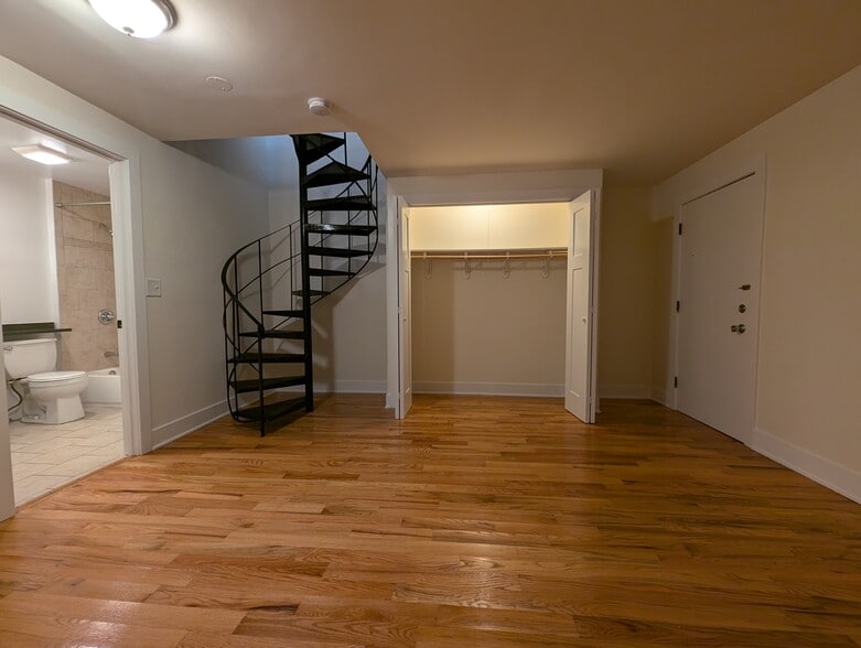 Building Photo - 813 W Cornelia Ave
