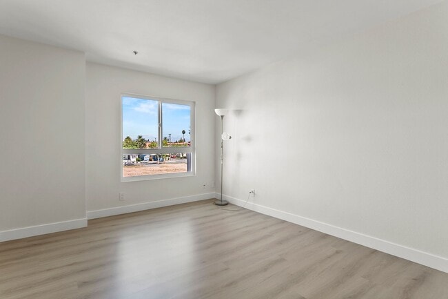 Building Photo - Newly Remodeled 1-Bed Condo in The Spectru...