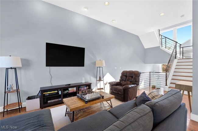 Building Photo - 2227 City View Dr
