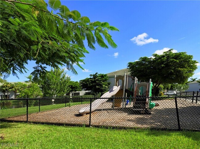 Building Photo - 10066 Poppy Hill Dr