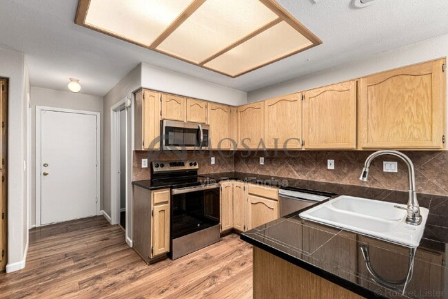 Building Photo - 2024 N Sunset Dr