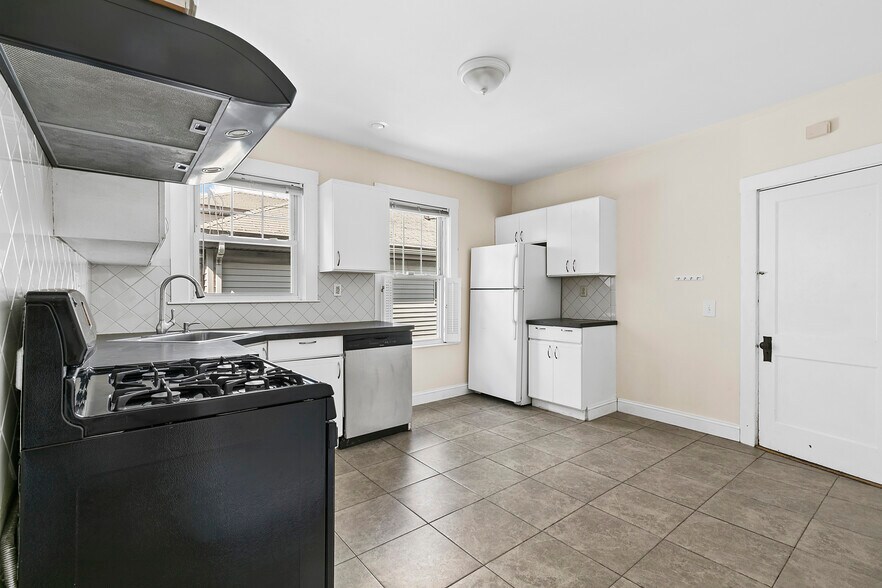 Building Photo - 723 Fellsway