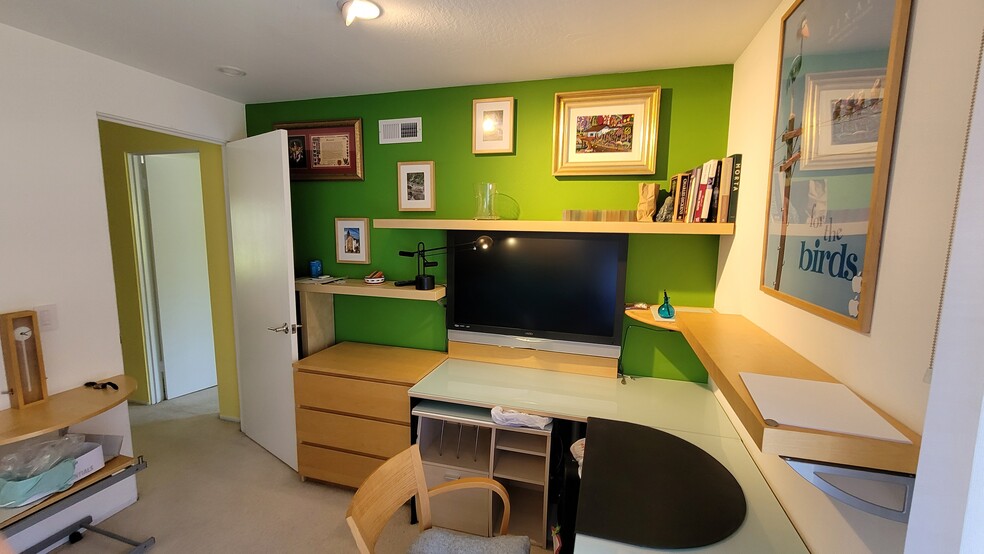 Bdrm #2 Desk, shelving and cabinets - 72 Surrey Ln