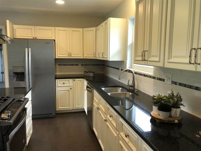 Building Photo - Beautiful home, rural setting but close to...