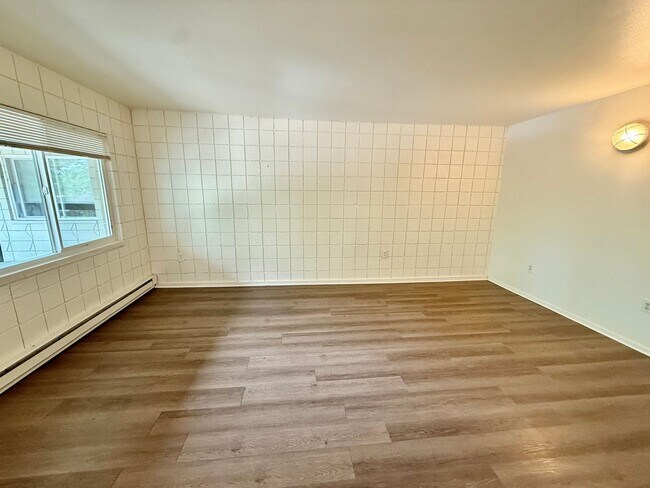 Building Photo - 509 S Bryan Ave