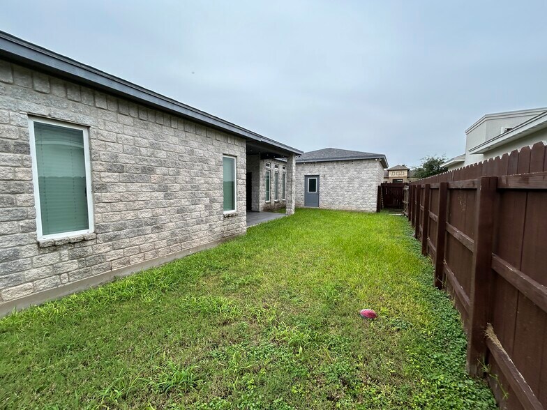Building Photo - 4105 Lake View Dr