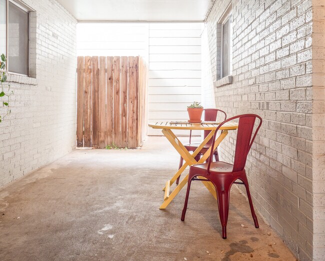 Building Photo - 2122 Hancock Dr