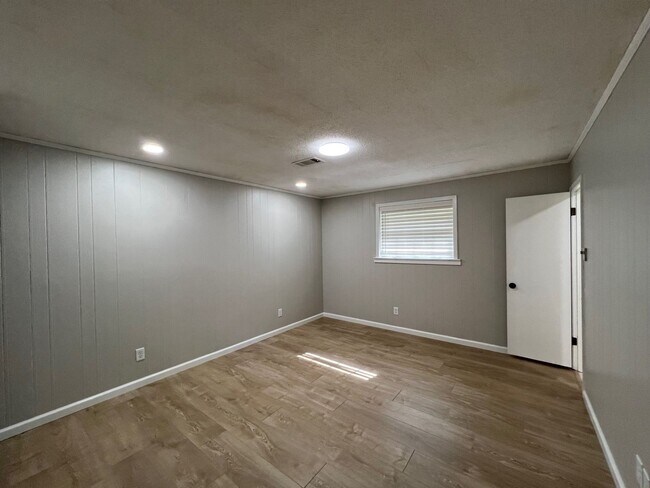 Building Photo - 9240-9250 Lockhart Rd