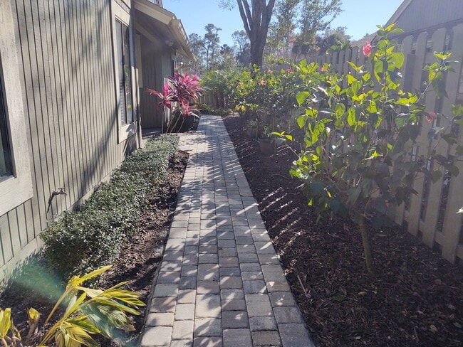 Building Photo - Gorgeous 3 bedroom 2 bath townhome with FL...