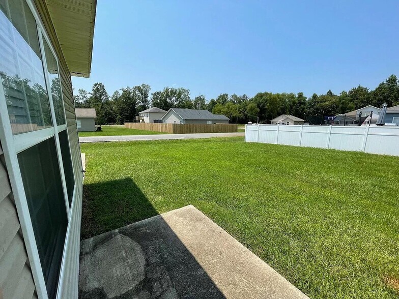Building Photo - 33 Drews Way