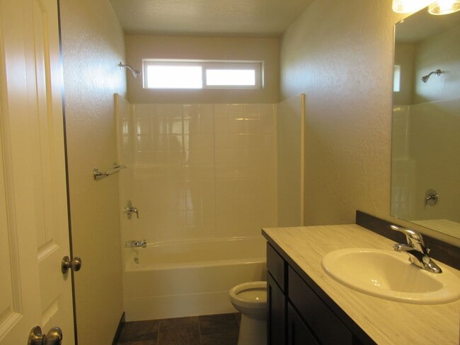 Building Photo - Home in Post Falls!