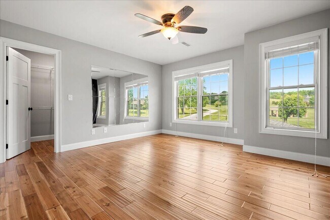 Building Photo - 200 Crooked Creek Dr
