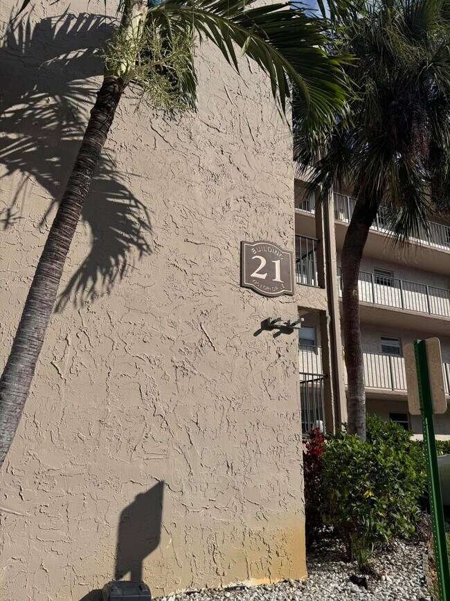 Building Photo - 725 Lori Dr