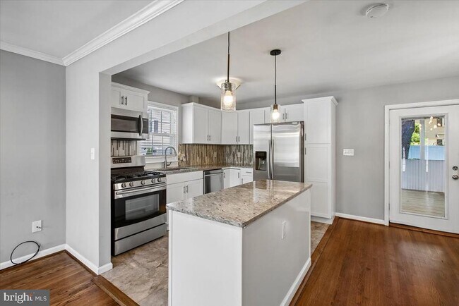 Building Photo - 3801 Denfeld Ave