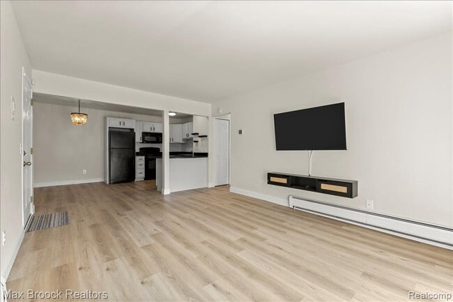 Building Photo - 2425 Torquay Ave