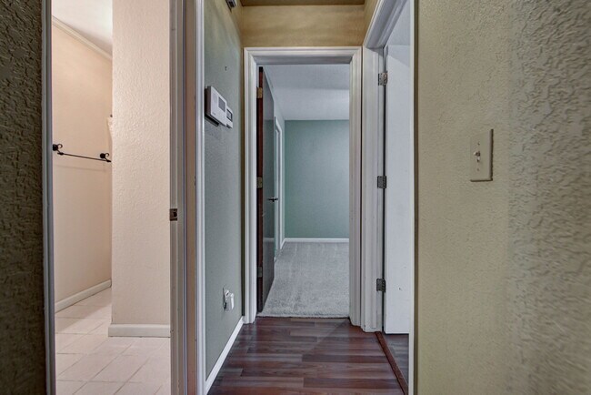 Building Photo - 2912 Edinburg Dr
