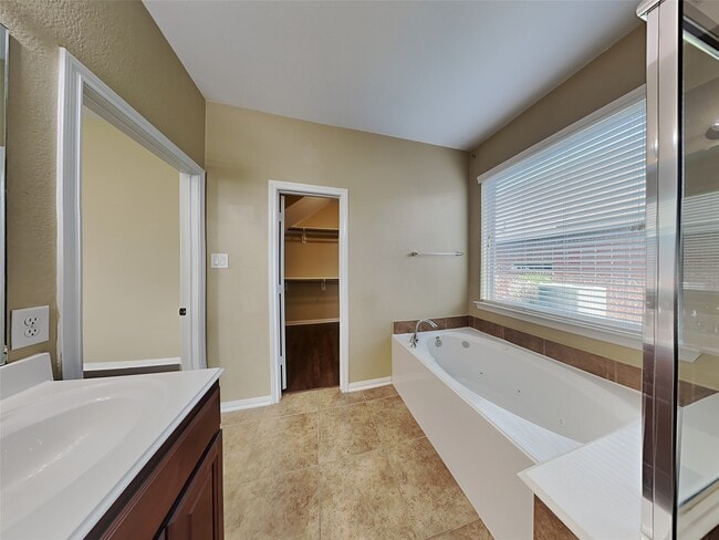Building Photo - 6815 Hunters Way Ln