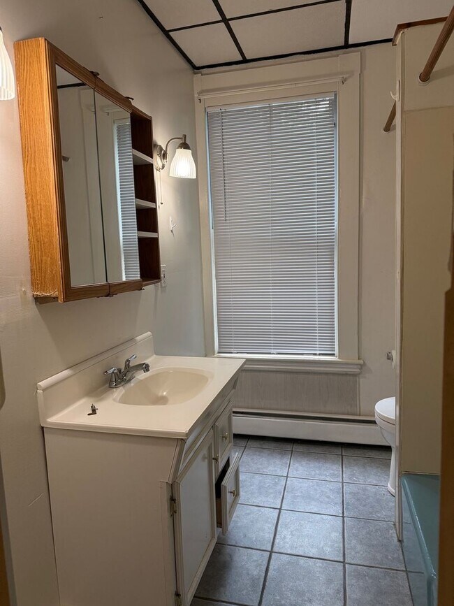 Building Photo - Westbrook-66 Stroudwater St. #1:  1 BR+off...