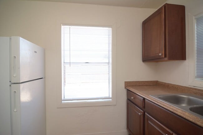 Building Photo - Charming 1 Bedroom 1 Bath Home! Great Cent...