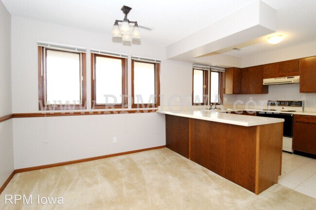 Building Photo - 9309 Sandler Dr