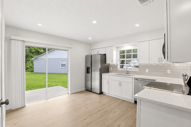 Building Photo - Stunning Remodeled 3BR Duplex in Oviedo with Modern Upgrades