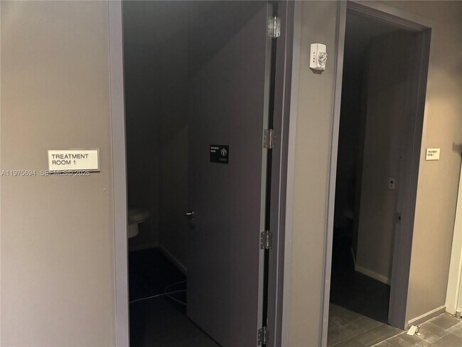 Building Photo - 1300 Brickell Bay Dr