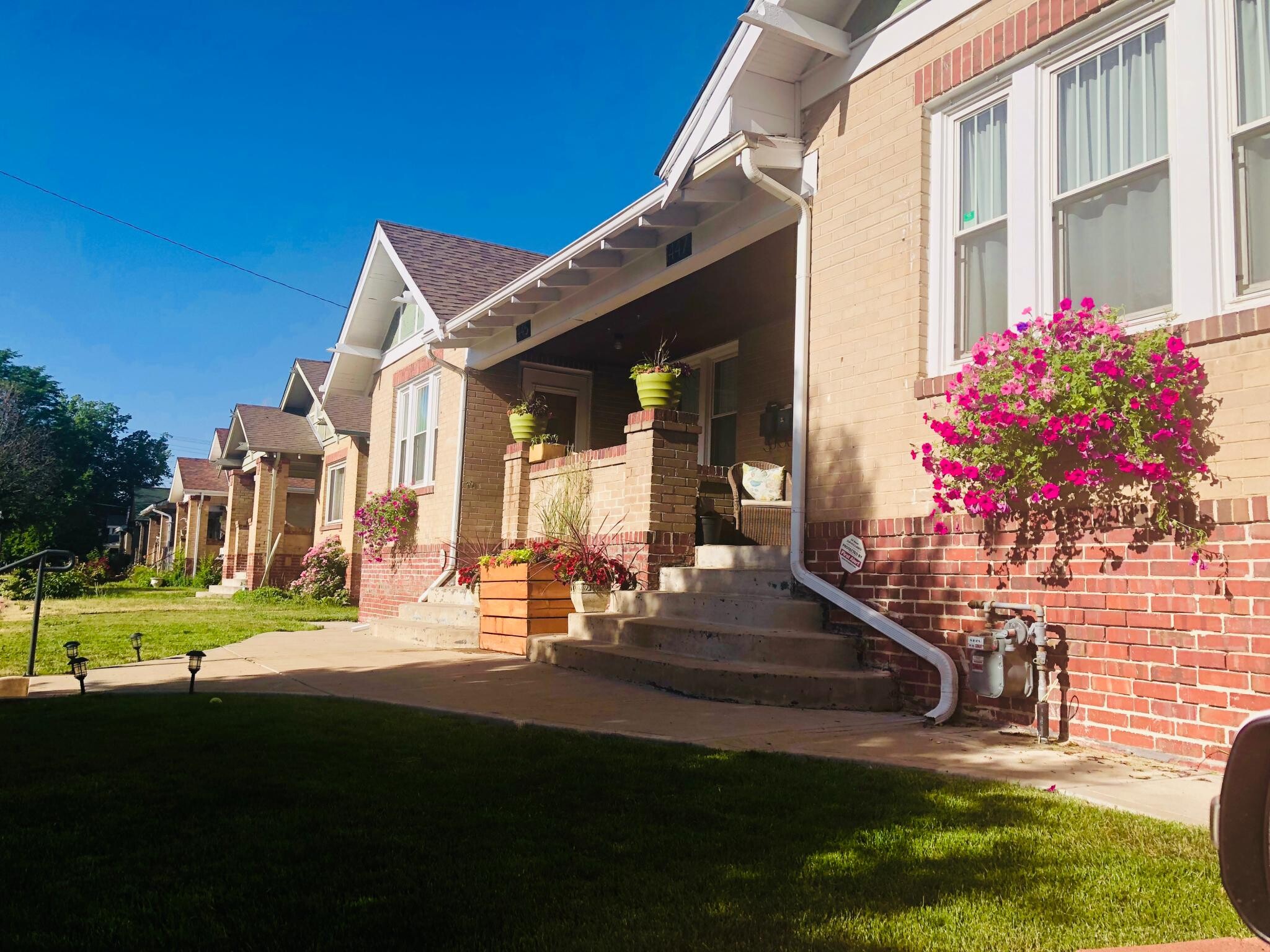 Front yard is on a sprinkler system. Custom flower window boxes stay with the home. - 1447 Osceola St