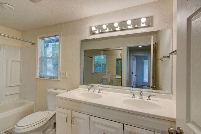 Building Photo - Newly Renovated 3 Bedroom in Oak Harbor