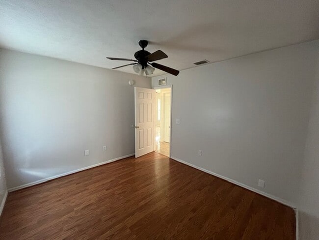 Building Photo - 4/2 home in Silver Spring Shores