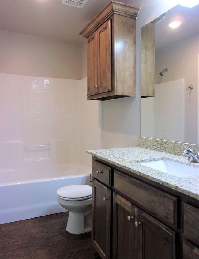 Building Photo - 2 bed 1 Bath 1 Car Garage Townhome in Del City