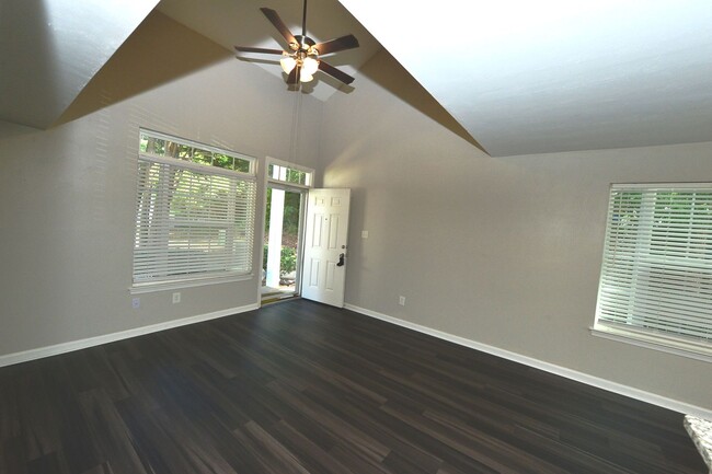 Building Photo - Community Clubhouse, exercise room & pool!